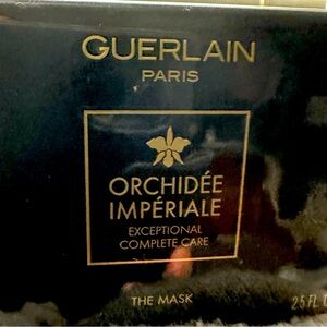 Guerlain
ORCHIDÉE IMPÉRIALE
THE MASK
Exceptional complete care